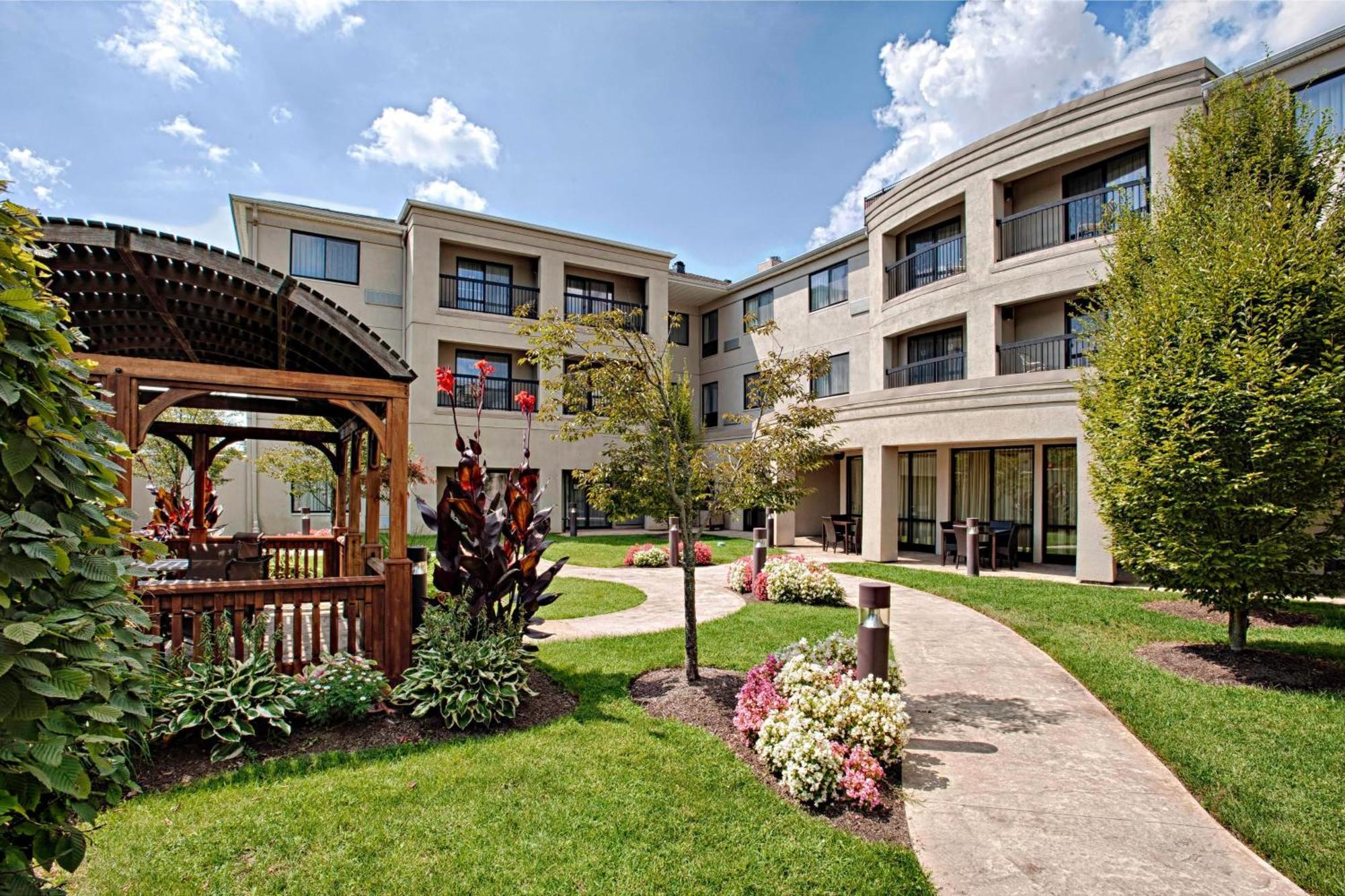 Hotel Courtyard Wall At Monmouth Shores Corporate Park Esterno foto