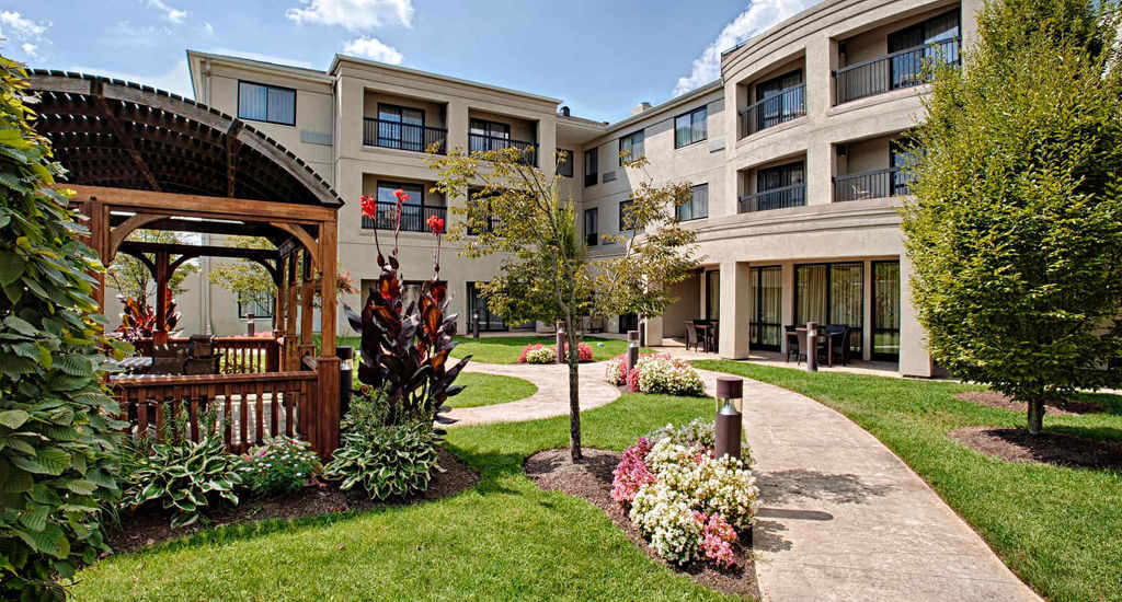 Hotel Courtyard Wall At Monmouth Shores Corporate Park Esterno foto